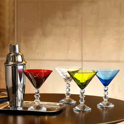 Un verre à Martini et un shaker à cocktail